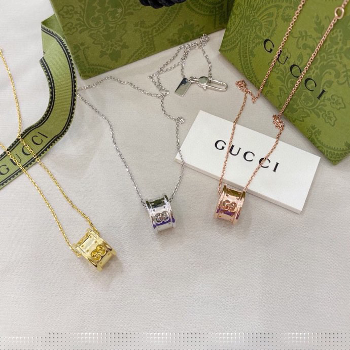 G*u*i necklaces